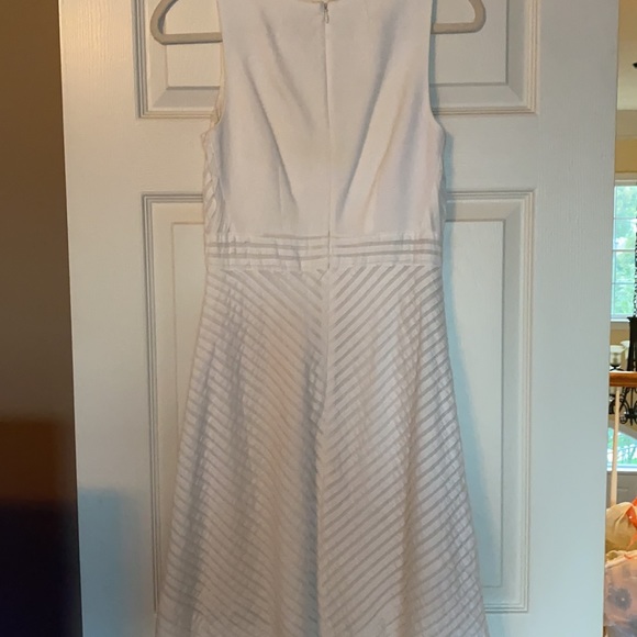 JCREW white dress in great condition. Size 0 but fits like a 2 - Picture 3 of 3